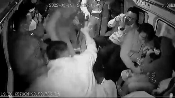 Video: Mueren ladrón y pasajero en trágico asalto a combi