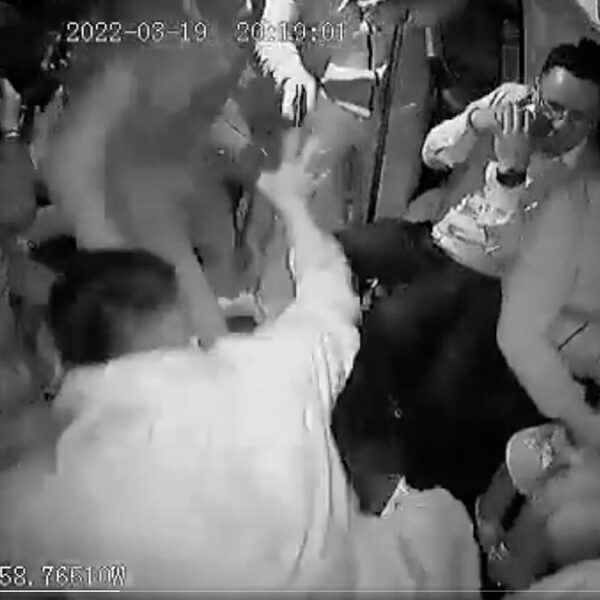 Video: Mueren ladrón y pasajero en trágico asalto a combi