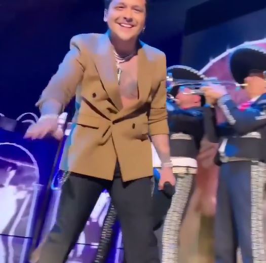 Así fue como Christian Nodal remplazo el tatuaje de los ojos de Belinda