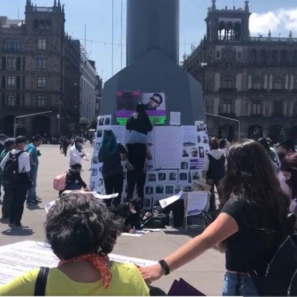 Tapizan feministas asta bandera en CDMX con fotos de agresores