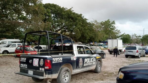 Balean en Cancún a hombre en tianguis de autos 