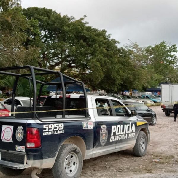 Balean en Cancún a hombre en tianguis de autos 