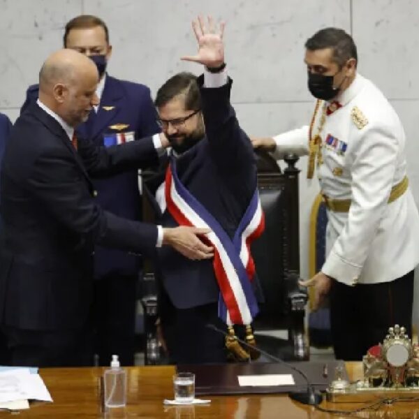 Asume Gabriel Boric la Presidencia de Chile; el más joven en su historia