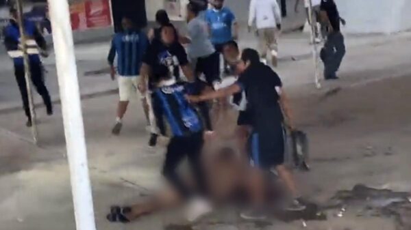 Espantoso!! Trifulca en juego de futbol mexicano dejaría 17 muertos