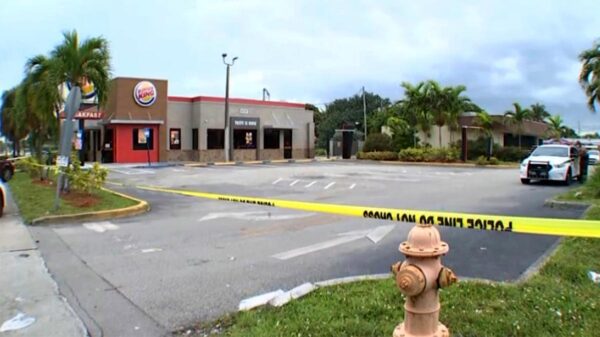Empleada de Burger King dispara contra cliente inconforme