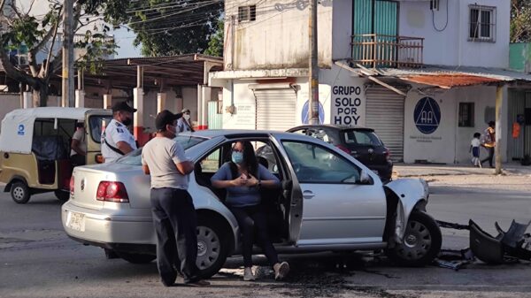 Conductora choca contra una patrulla de marinos en la Leona Vicario.
