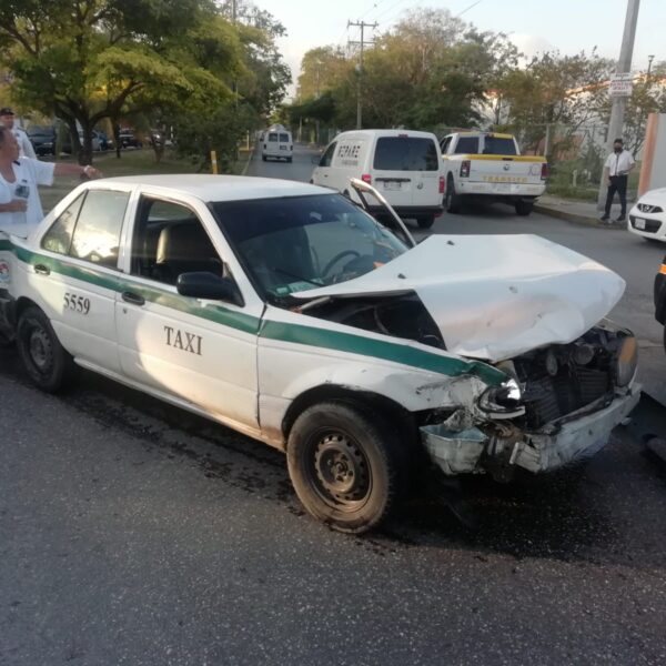 Se pasa el alto y la embiste un taxi en la Andrés Quintana Roo.