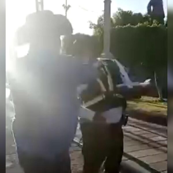 Ciudadano inconforme cachetea a agente de tránsito