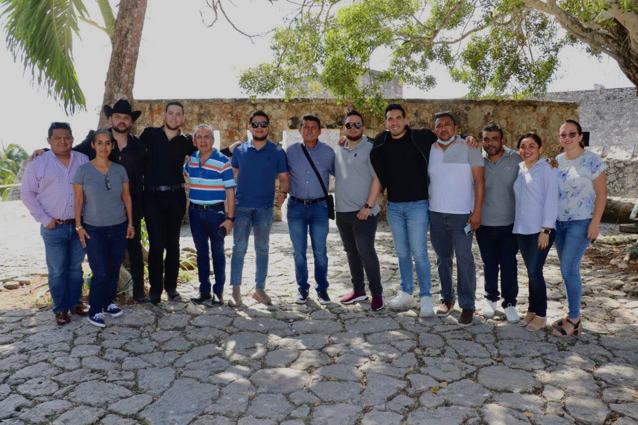 "Calibre 50" llega a Bacalar a grabar video musical