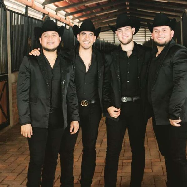 "Calibre 50" llega a Bacalar a grabar video musical