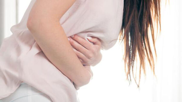 Cantante es hospitalizada por aguantarse gases frente a su novio