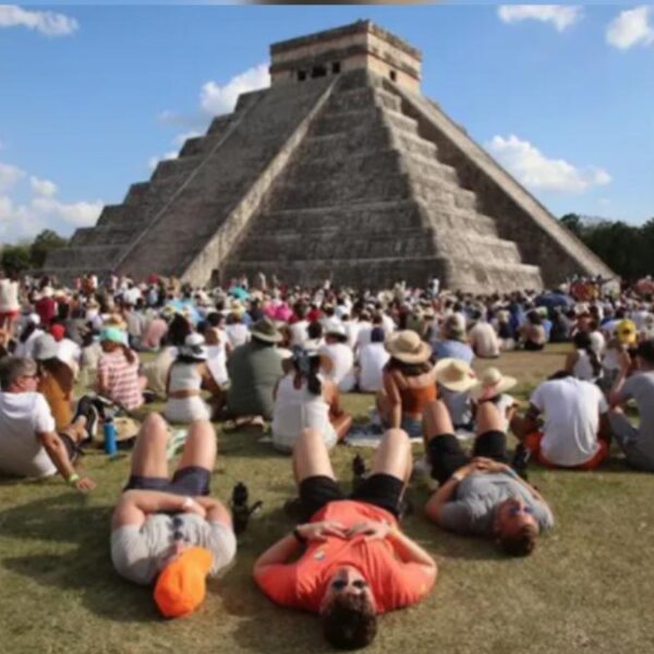 Miles de turistas reciben el equinoccio de primavera en Chichén Itzá