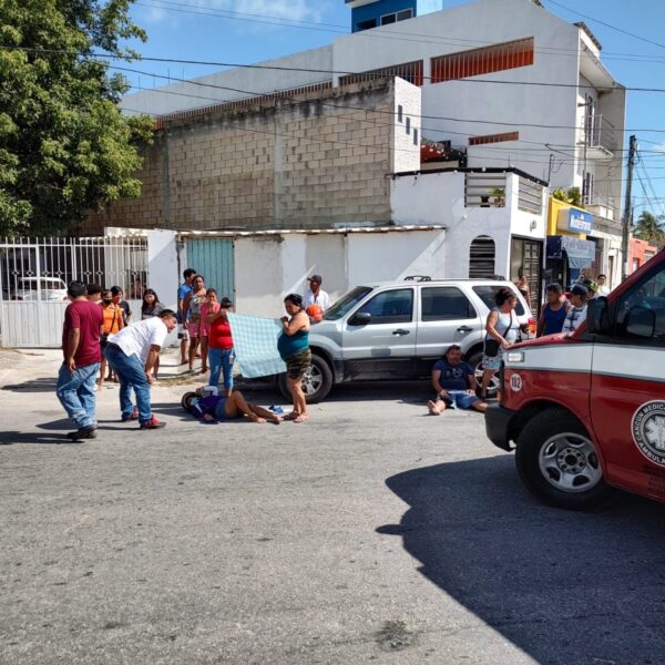 Choque entre automóvil y motoneta deja dos heridos