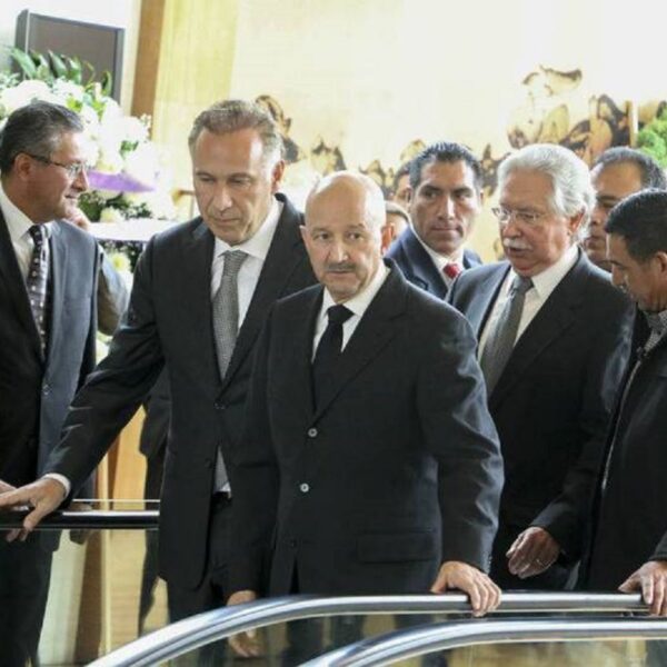 Collado “olvidadizo”, denuncia a complotistas, pero saca a Salinas