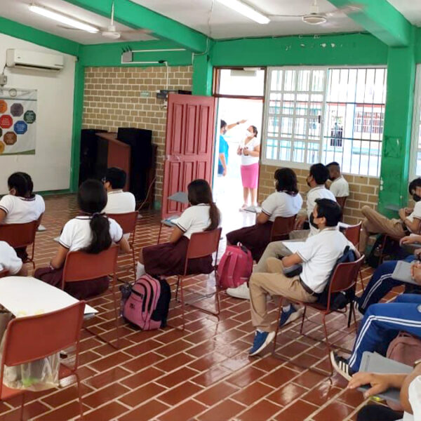 Policía de Tulum imparte curso a alumnos de secundaria