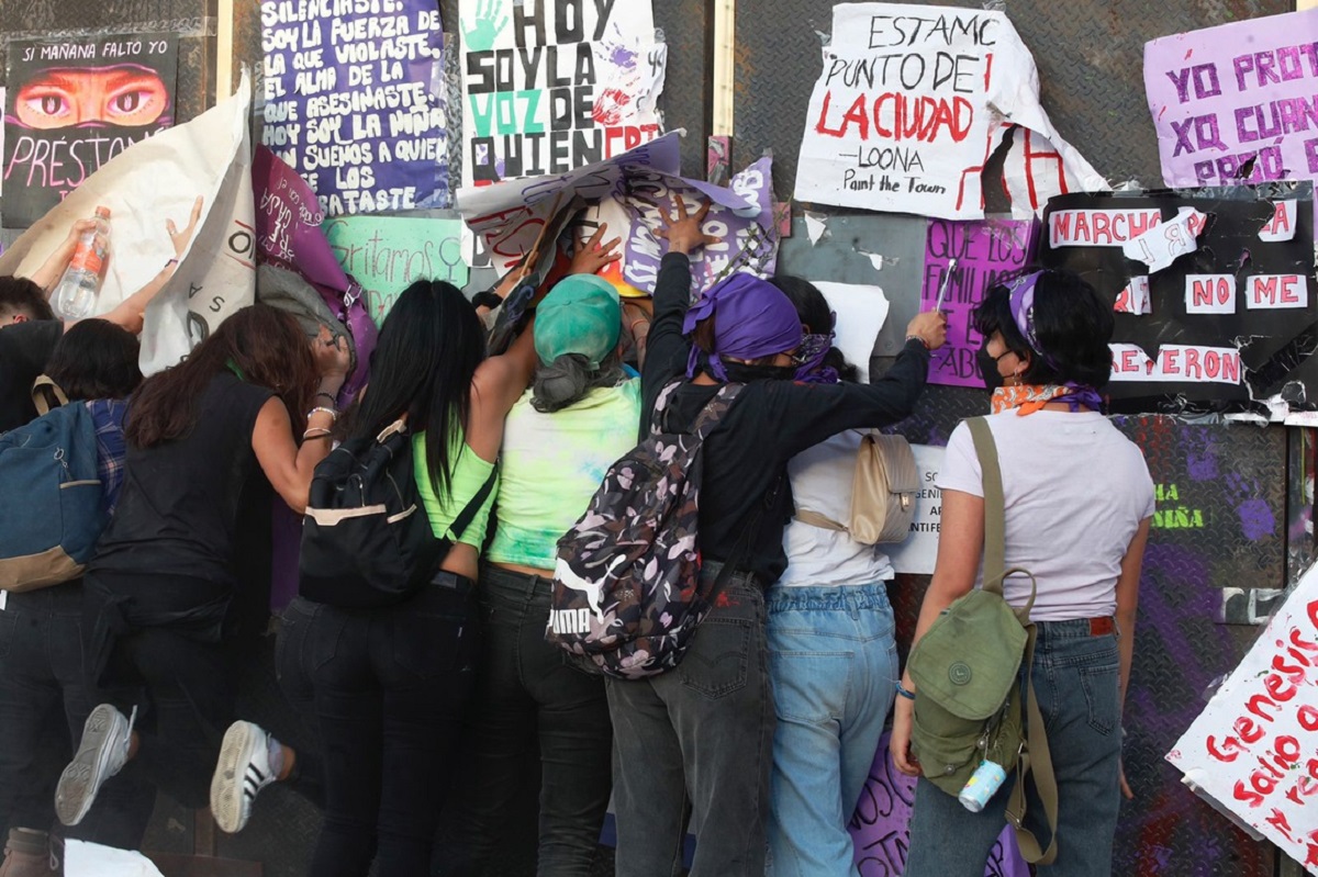 Mujeres se manifiestan frente a la valla que resguarda las instalaciones de Palacio Nacional en la CDMX.