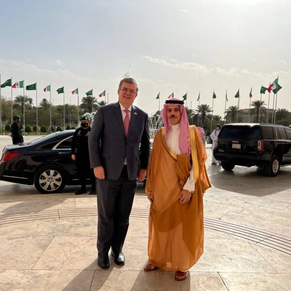 Inicia Ebrard gira por Medio Oriente e India; llega a Arabia Saudita