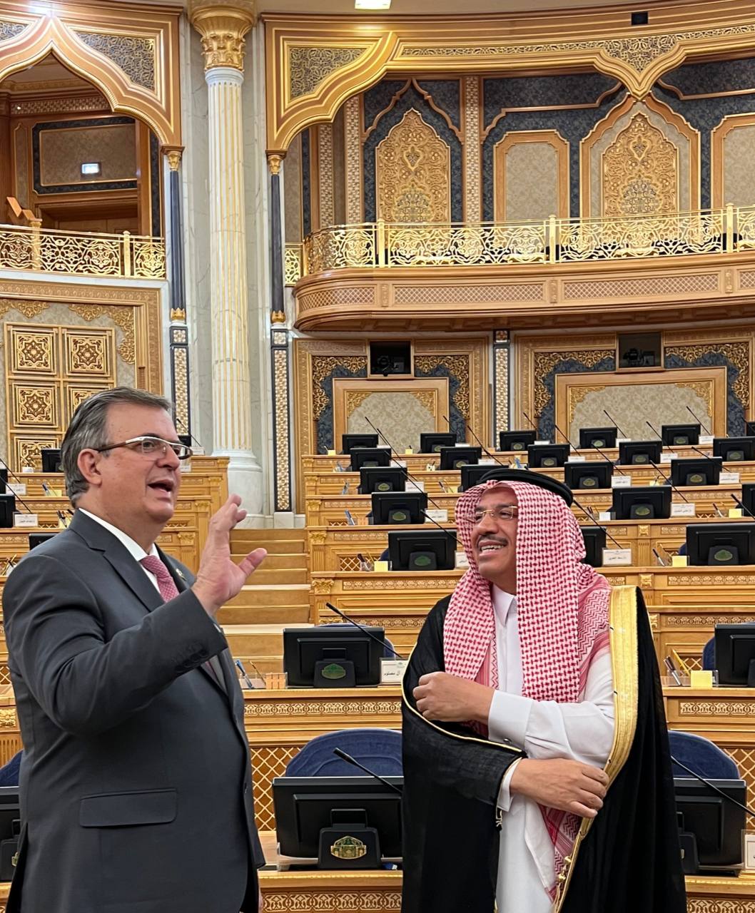 El Dr. Ibrahim bin Mahmoud Al-Nahas, presidente del Comité Parlamentario de Amistad con México en la Shura de Arabia Saudita, junto al canciller mexicano Marcelo Ebrard.