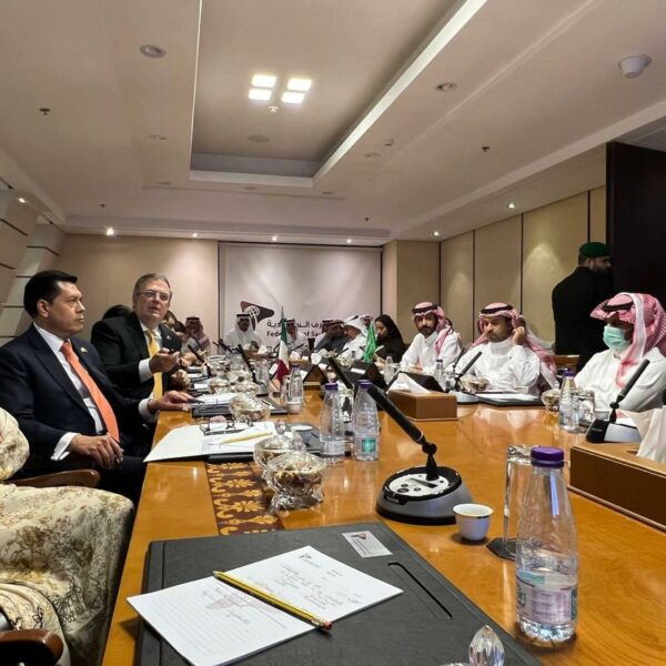 Invita Ebrard a empresarios sauditas a invertir en México