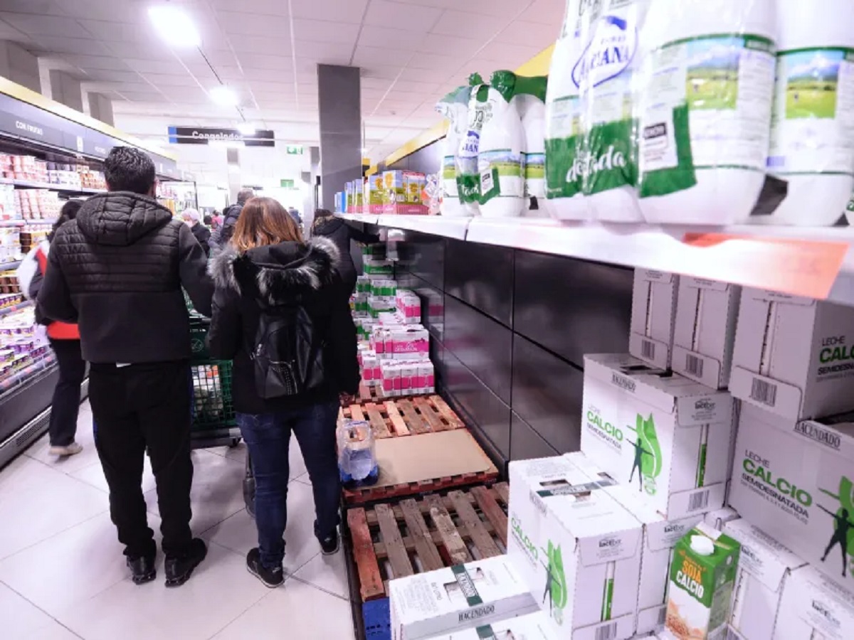 Las multinacionales en España han aplicado nuevos expedientes de regulación temporal de empleo o dan vacaciones a sus empleados a la espera de que la situación se normalice, mientras otras recurren a los despidos.