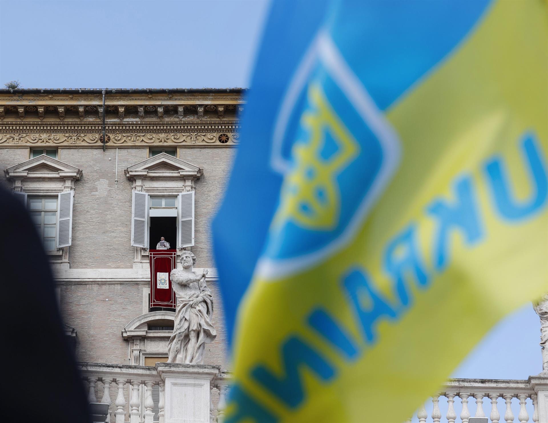 Lamenta el Papa Francisco ‘ríos de sangre’ en Ucrania; aboga por que cesen los ataques y se retomen las negociaciones de paz.