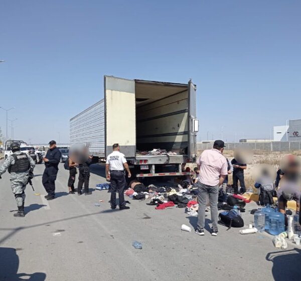 Darán tarjetas humanitarias a 64 inmigrantes abandonados en un tráiler.