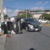 Aparatoso choque y volcadura en la avenida Nichupté.