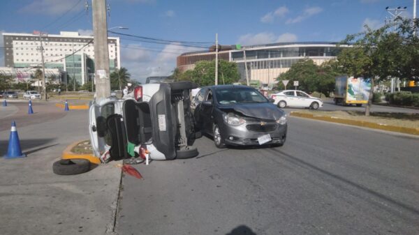 Aparatoso choque y volcadura en la avenida Nichupté.