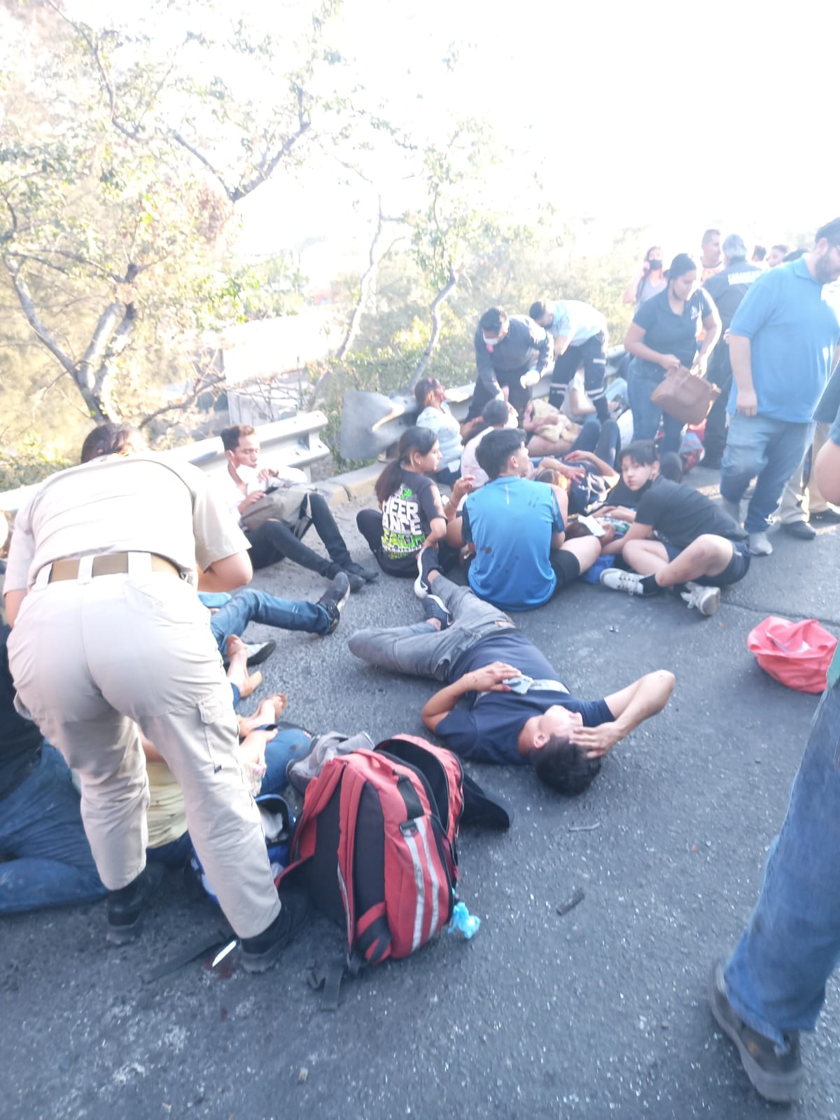 Deja 35 heridos choque de camiones en carretera de Jalisco; de acuerdo con las autoridades, el accidente se produjo por exceso de velocidad.