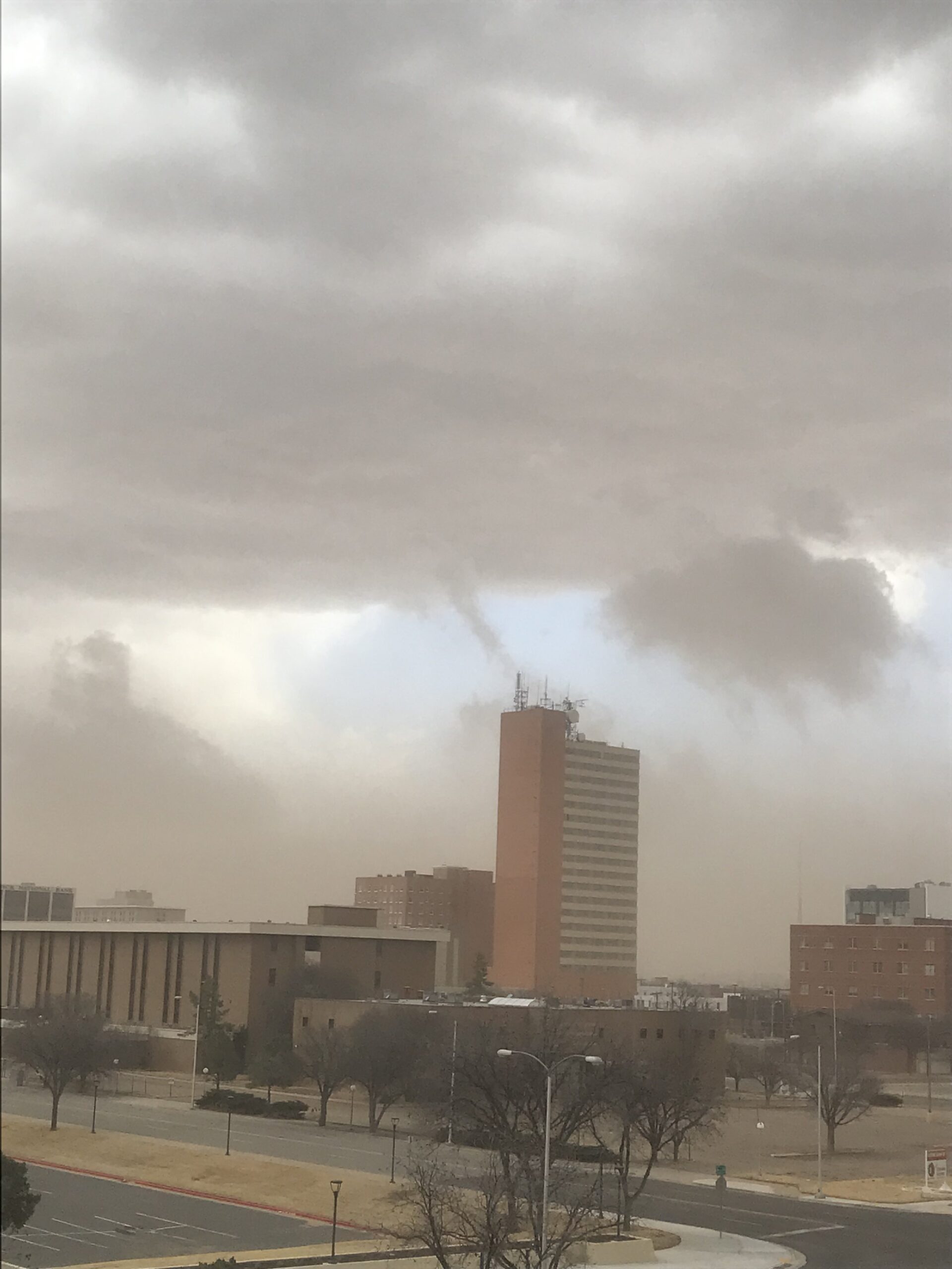 Dos muertos y decenas de heridos por tornados en Texas, Oklahoma y Nueva Orleans; el paso de los meteoros dejaron una estela de destrucción.