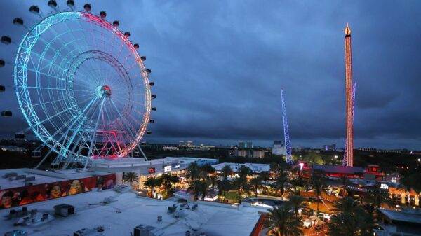 Adolescente muere al caer al vacío de atracción en un parque en Orlando.