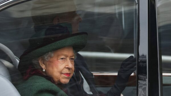 Reaparece en público la reina Isabel II de Inglaterra.