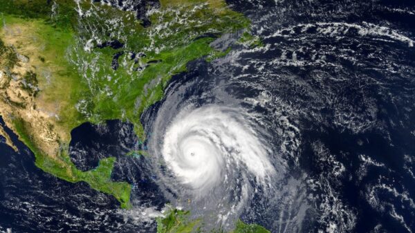 Advierten meteorólogos temporada actica de huracanes.