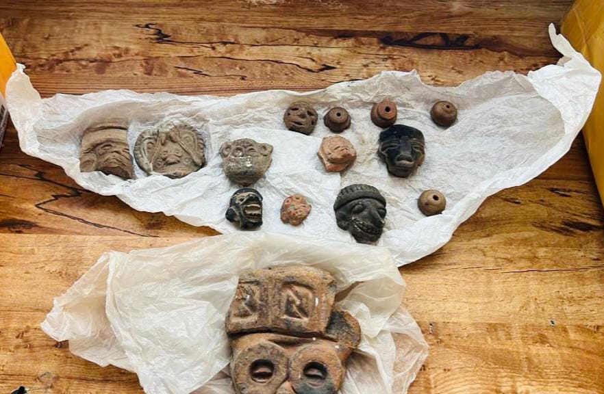 Aseguran 14 piezas de la época prehispánica en Baja California; operativo en el área de paquetería de Correos de México en Tijuana.