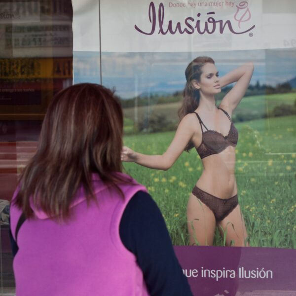 Víctima de la gordofobia, evita ir a tiendas de ropa