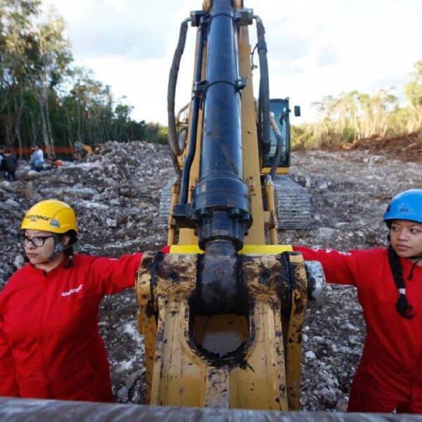 Activistas de Greenpeace van contra el Tren Maya; se atan a maquinaria
