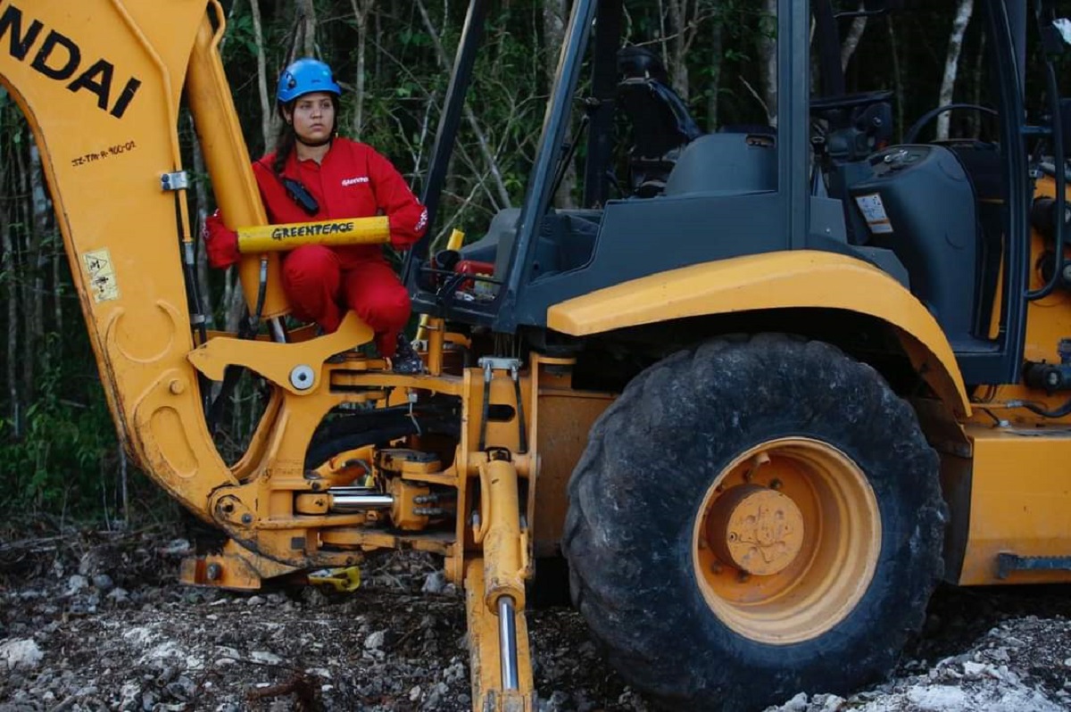 Medidas extremas de activistas de Greenpeace en contra del Tren Maya, encadenados a maquinaria que será usada en la obra.