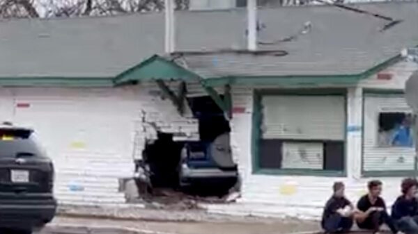 Mujer se estrella contra guardería y lesiona a 19 niños