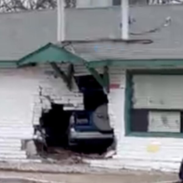 Mujer se estrella contra guardería y lesiona a 19 niños