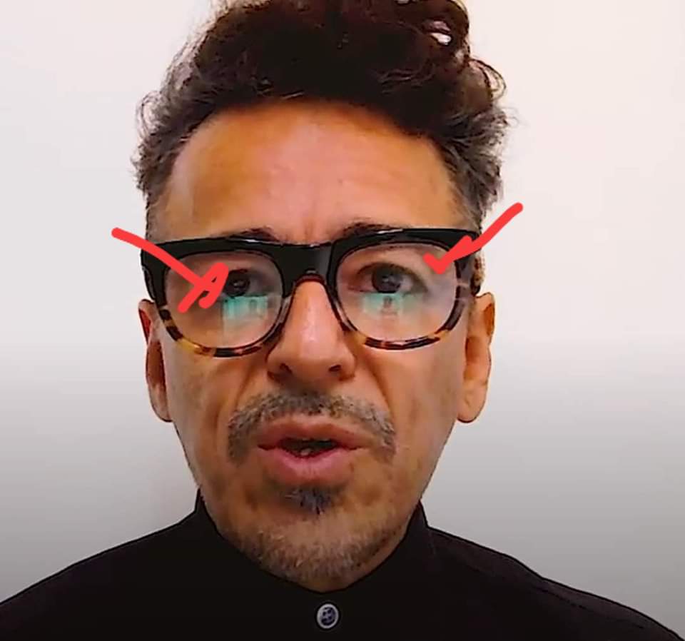 Rubén Albarrán, del grupo Café Tacvba, leyendo un guión y metiéndose solito el pie al decir que AMLO "conozca más el país".