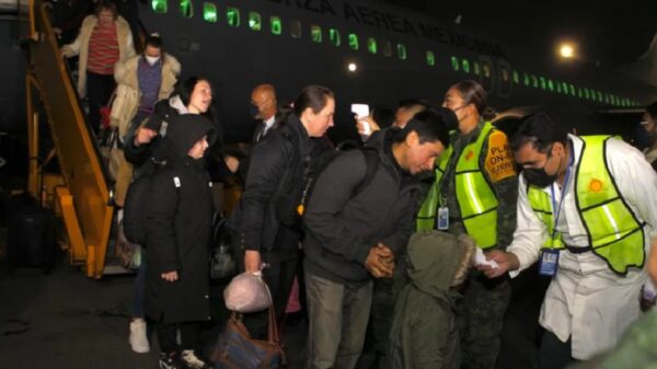 Llega segundo vuelo con mexicanos y evacuados de la guerra en Ucrania