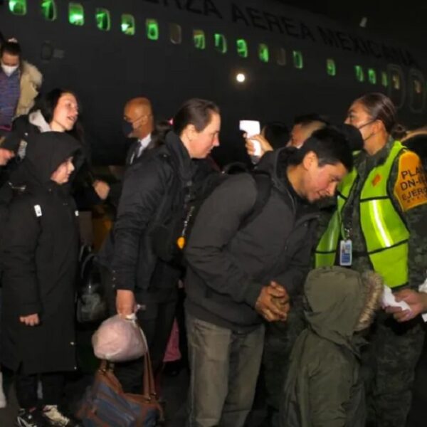 Llega segundo vuelo con mexicanos y evacuados de la guerra en Ucrania