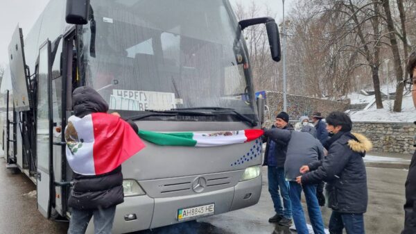 Logran 18 mexicanos salir de Kiev en autobús; se dirigen hacia Rumania