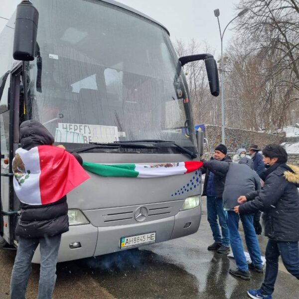 Logran 18 mexicanos salir de Kiev en autobús; se dirigen hacia Rumania