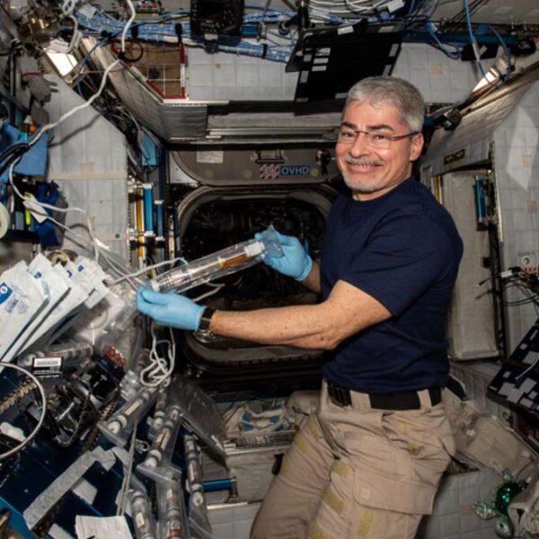 Astronauta de la NASA rompe récord de permanencia en el espacio