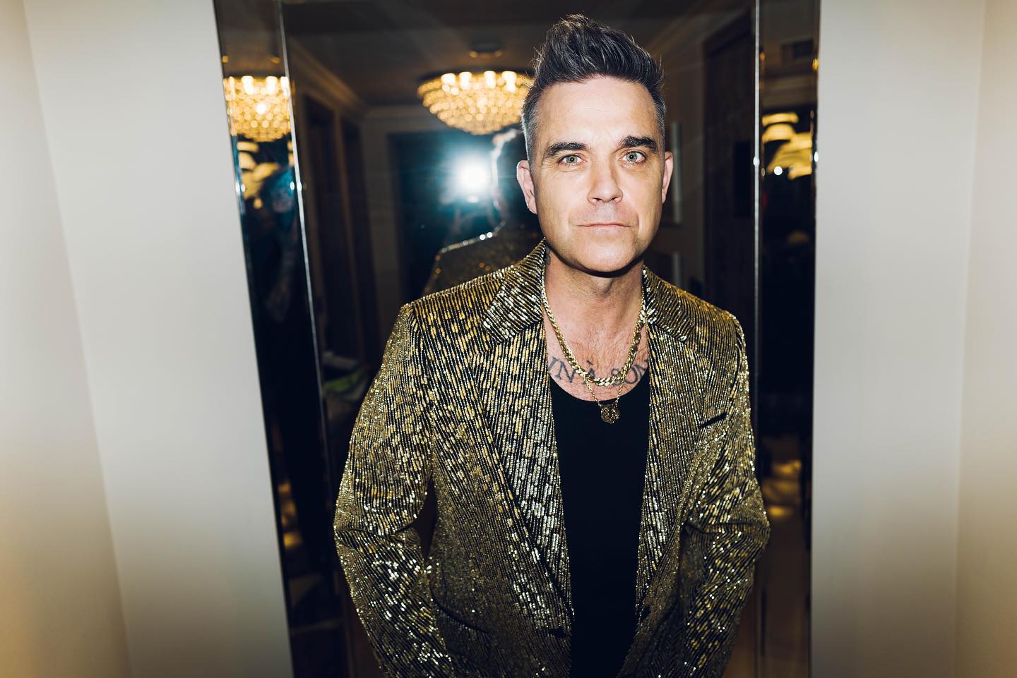Robbie Williams revela no tener donde vivir por vender todas sus casas