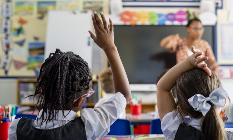 Revelan que policías catearon desnuda a niña afro-británica; el hecho ha desatado la indignación en Hackney, en donde habrá protestas.