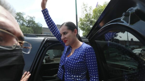 Ordenan suspensión temporal del cargo a Sandra Cuevas