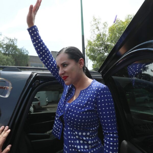 Ordenan suspensión temporal del cargo a Sandra Cuevas