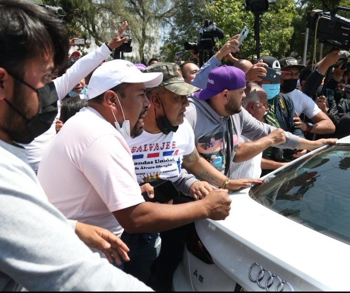 Los Salvajes, como ellos mismos se denominan, abriendo paso a la alcaldesa de Cuauhtémoc, Sandra Cuevas.